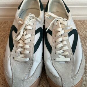 Athletic shoe tretrons